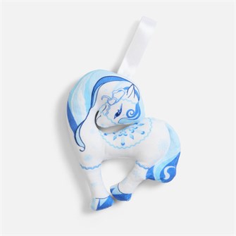 {{photo.Alt || photo.Description || 'Мягкая игрушка — подвеска «Снежка»'}}