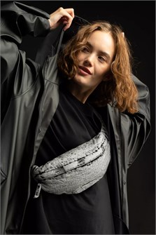 {{photo.Alt || photo.Description || 'Поясная сумка W6, серая'}}